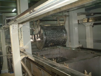 HR-精密五金部件清洗设备运行中